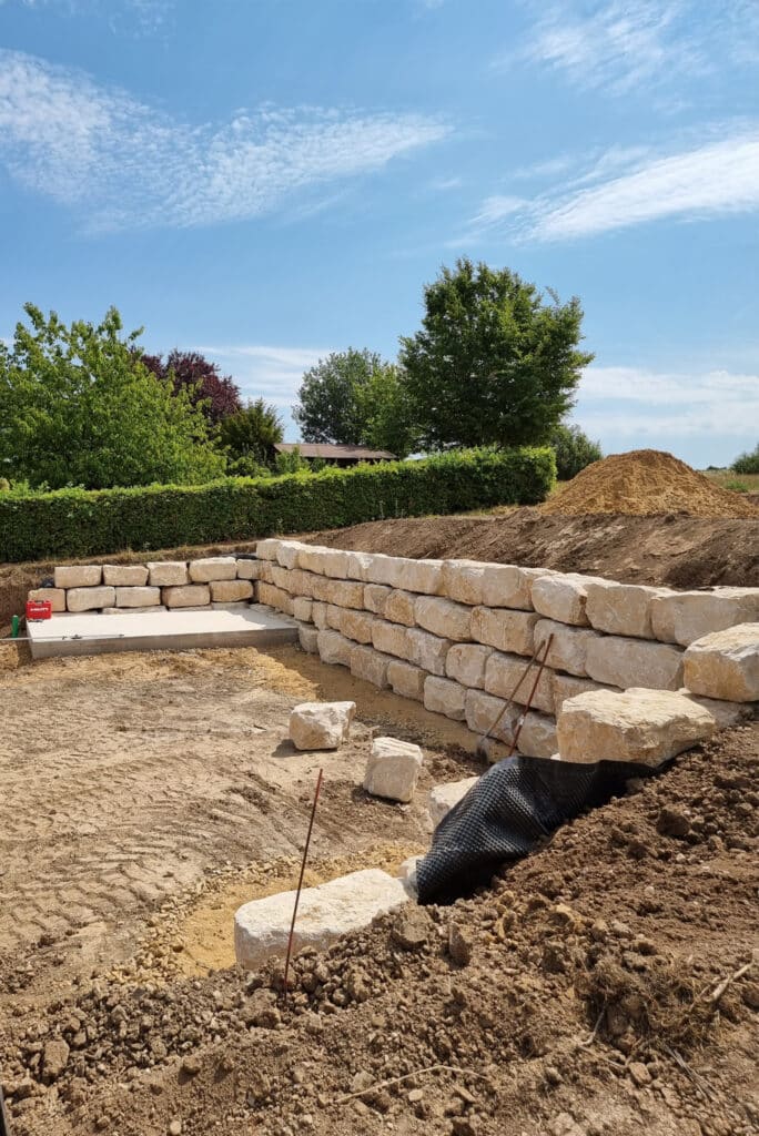 Réalisation de travaux de terrassement et d'enrochement.