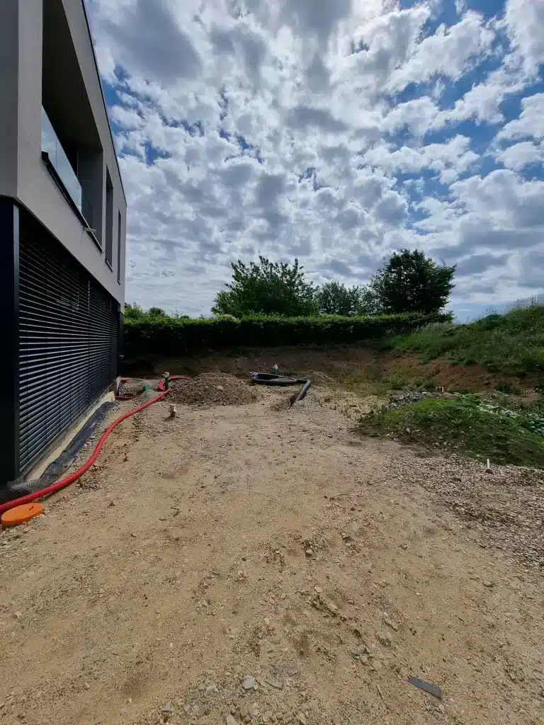 Travaux d'aménagement extérieurs autour d'une maison.