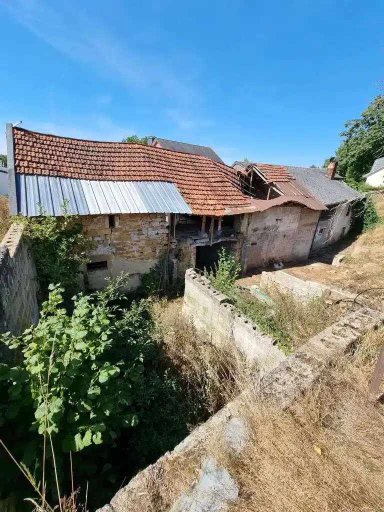 Photographie d'une vieille ferme à démolir.