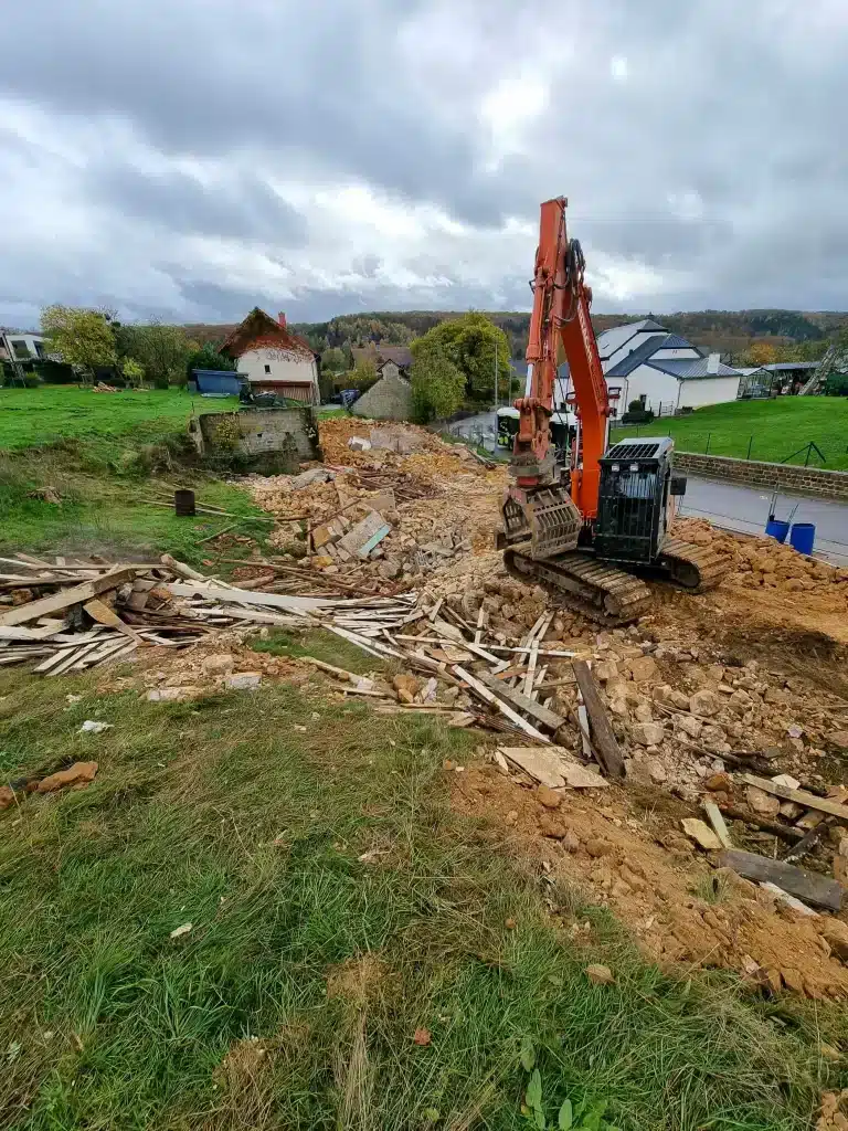 Démolition d'une vieille ferme en une demi-journée par la société Demuth Sàrl.