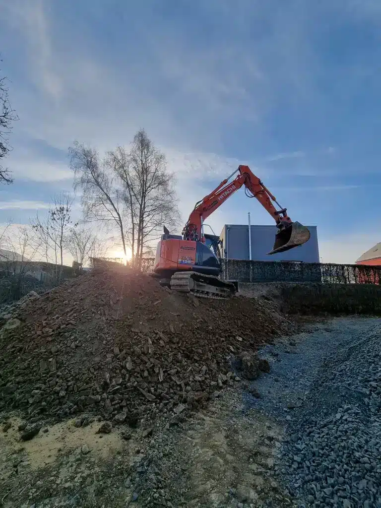 Pelle sur chenilles Hitachi utilisée pour les travaux d'excavation.