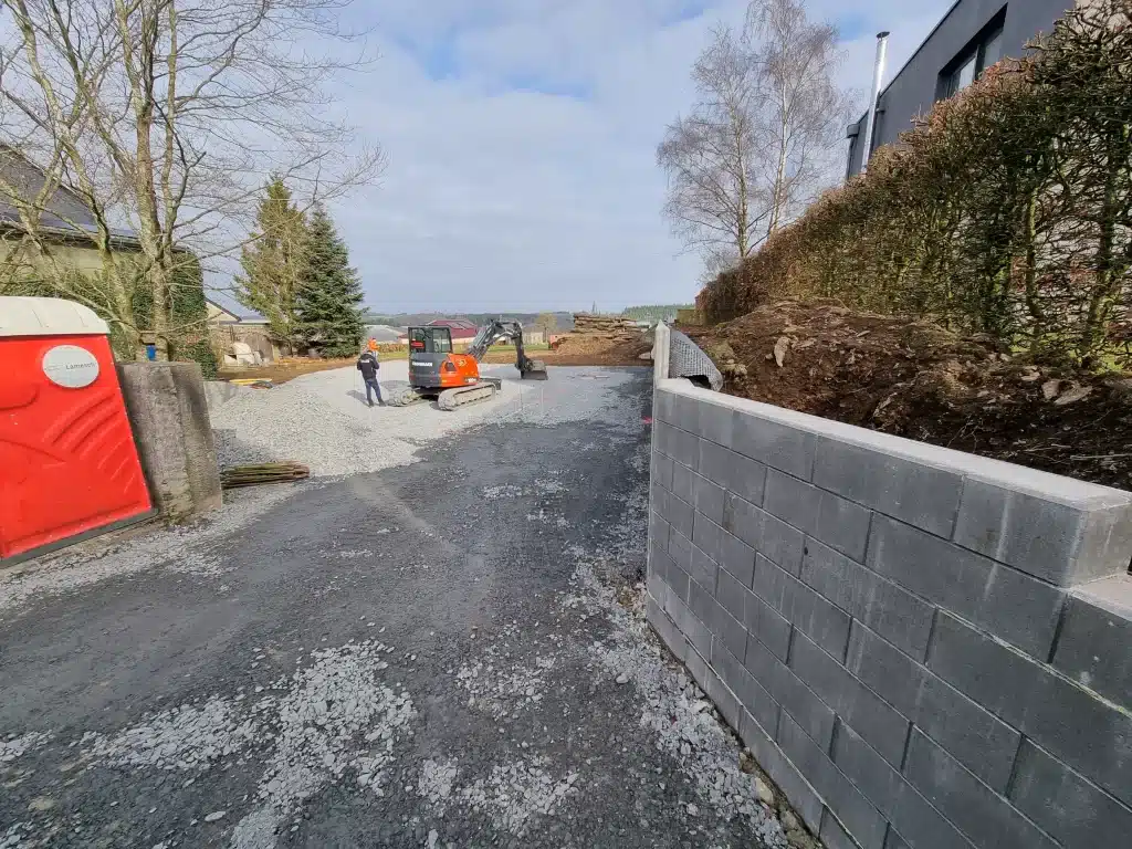 Travaux de nivellement du sol dans l'entrée d'une cour.