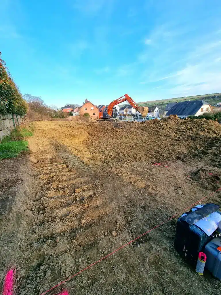 Début des travaux d'excavations sur un terrain en zone rurale.