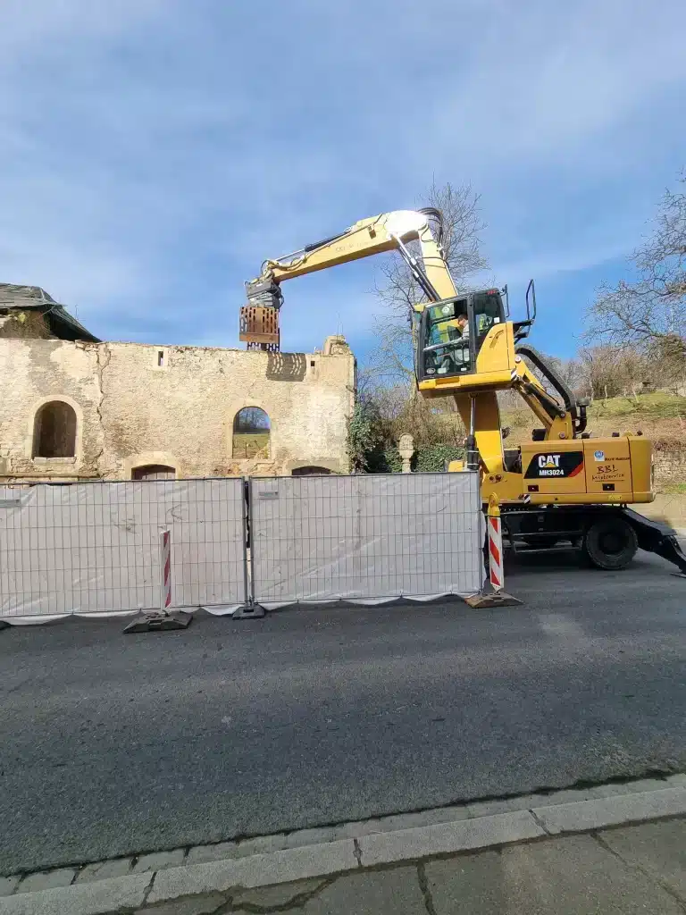 Déconstruction d'une portion de maison abandonnée au Luxembourg.