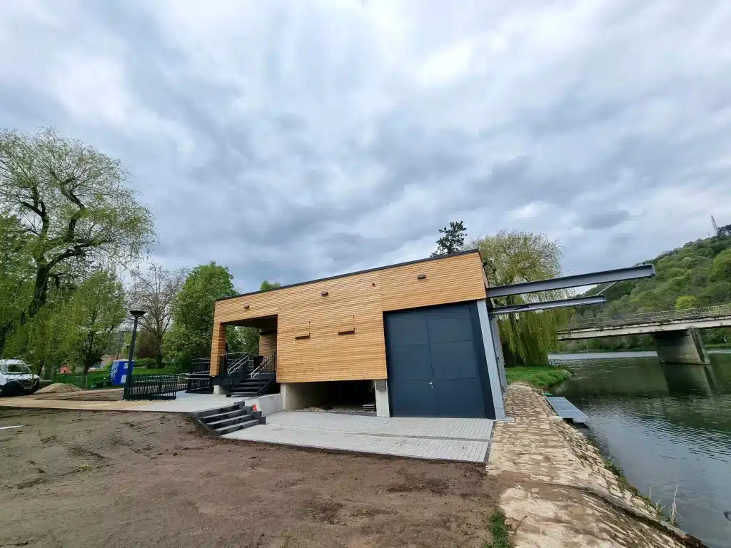 Construction d'un nouveau bâtiment pour un club de ski nautique au Luxembourg.