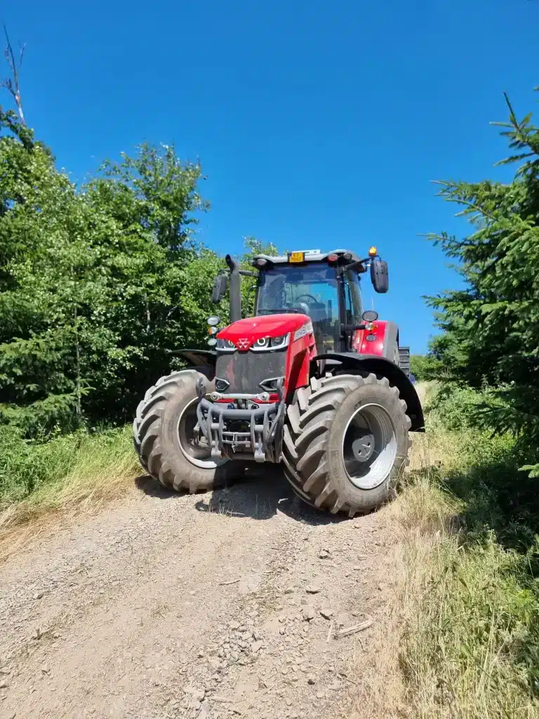 Tracteur de la société Demuth Travaux utilisé pour l'entretien forestier.