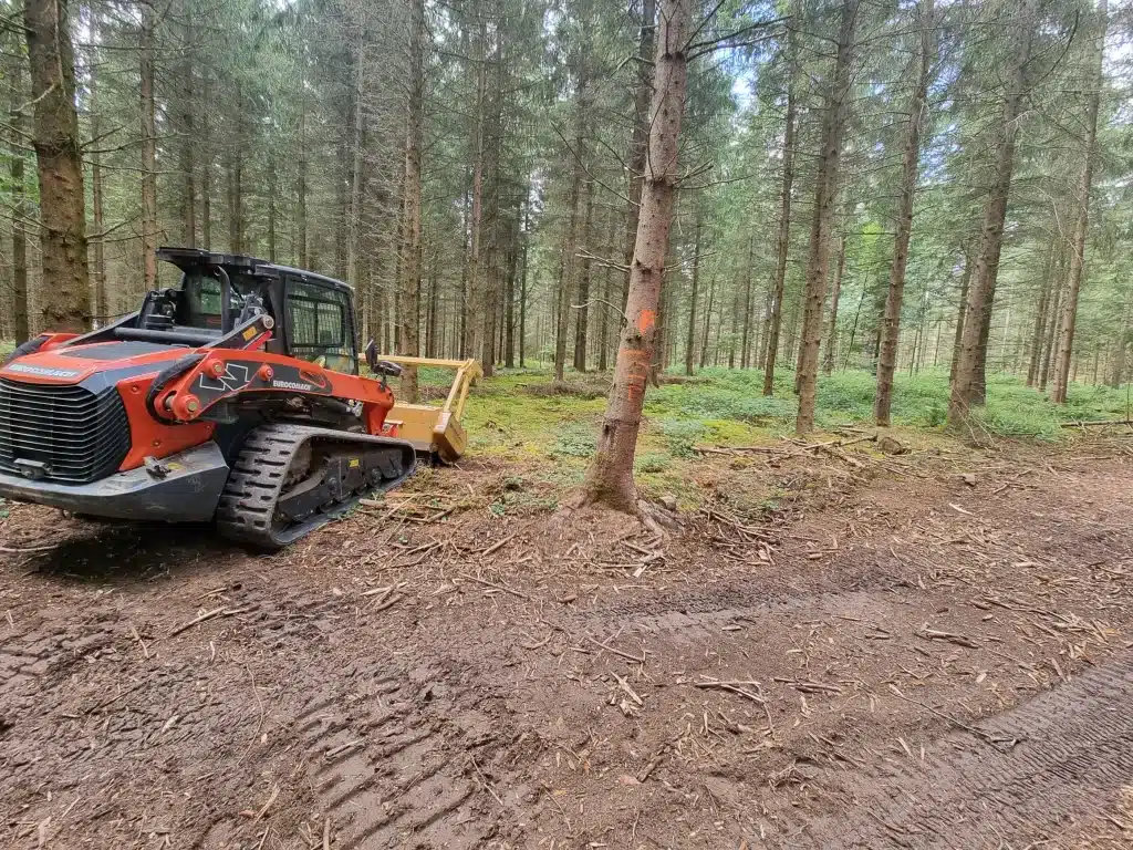 Chargeuse pour travaux d'entretien forestier.