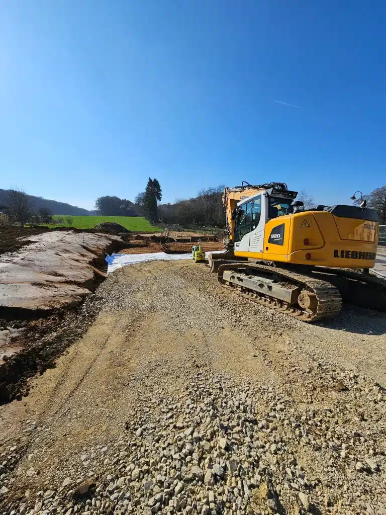 Photo d'une pelle sur chenilles sur un chantier de travaux d'excavations.