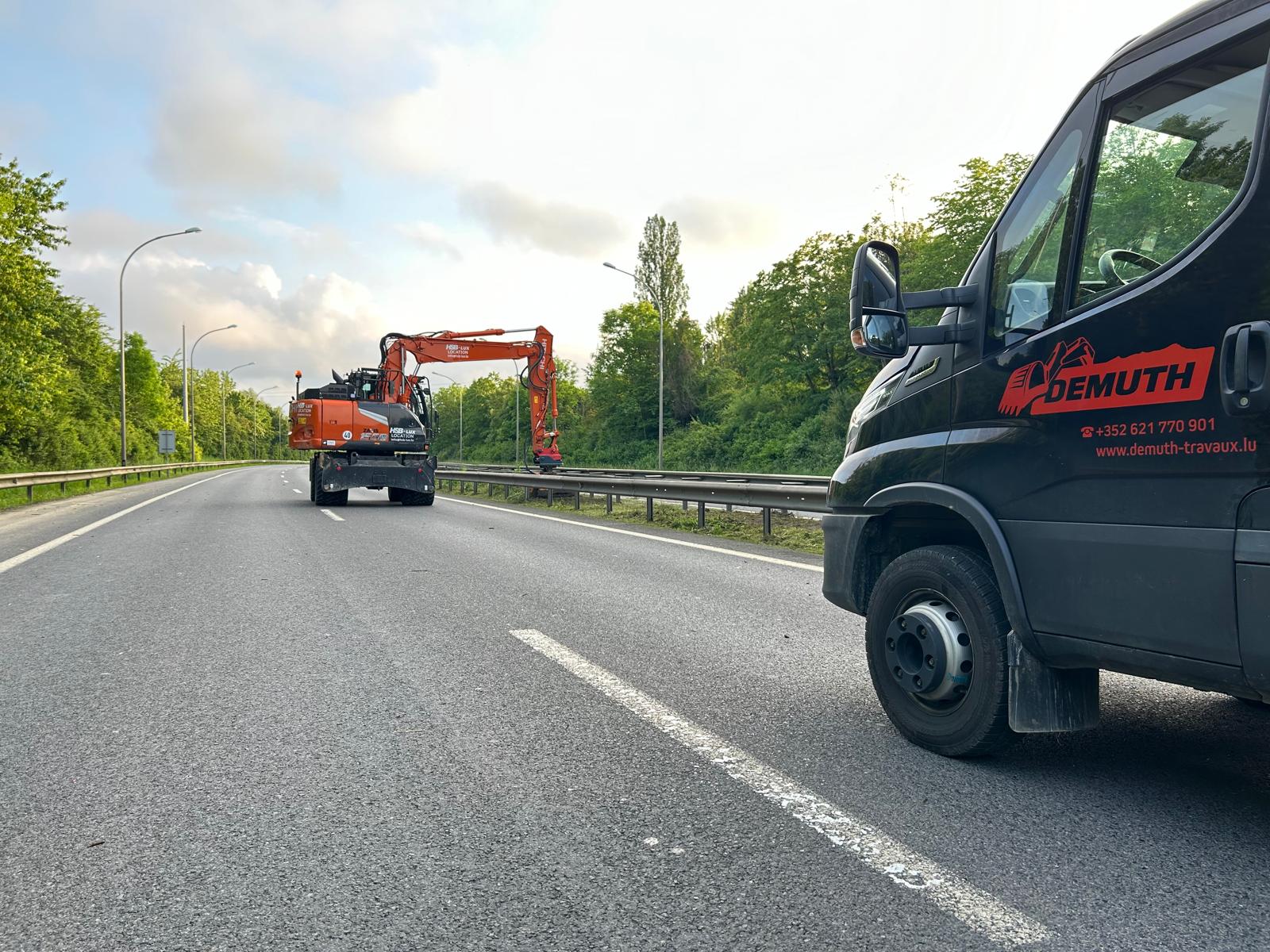 Intervention de la société Demuth Travaux pour le fauchage entre les glissières de sécurité.