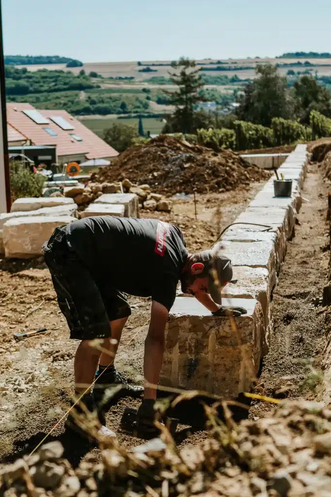 Construction d'un mur avec des pierres naturelles dans les vignobles de la Moselle.