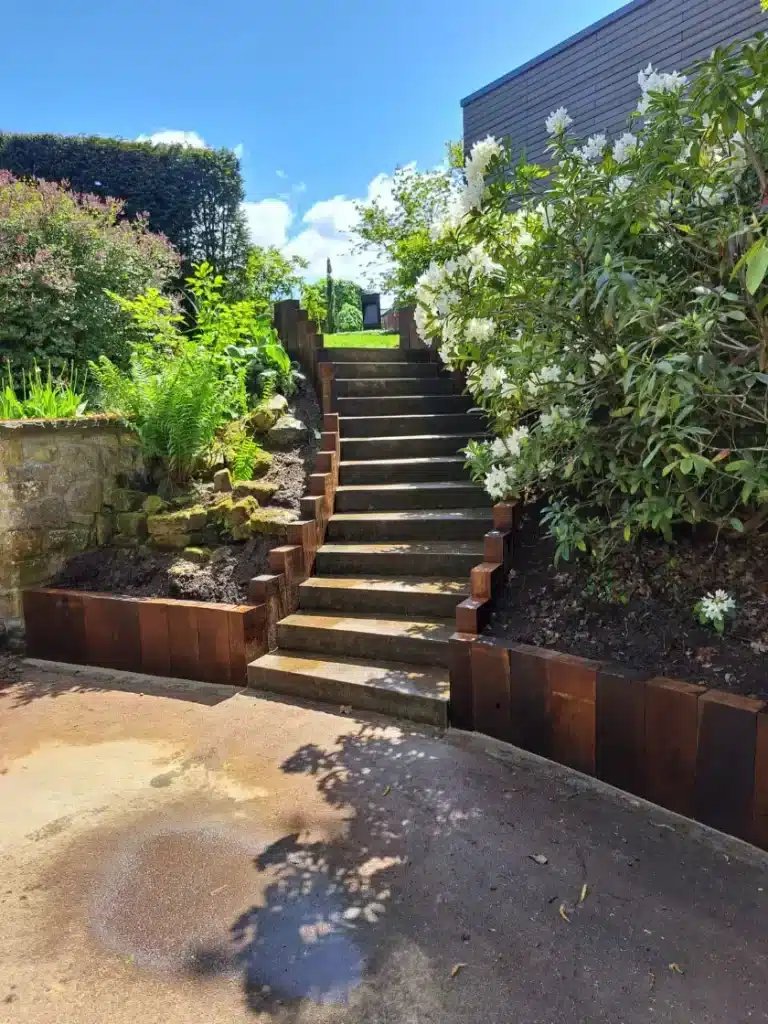 Photo de l'escalier en bois après les travaux de rénovation.