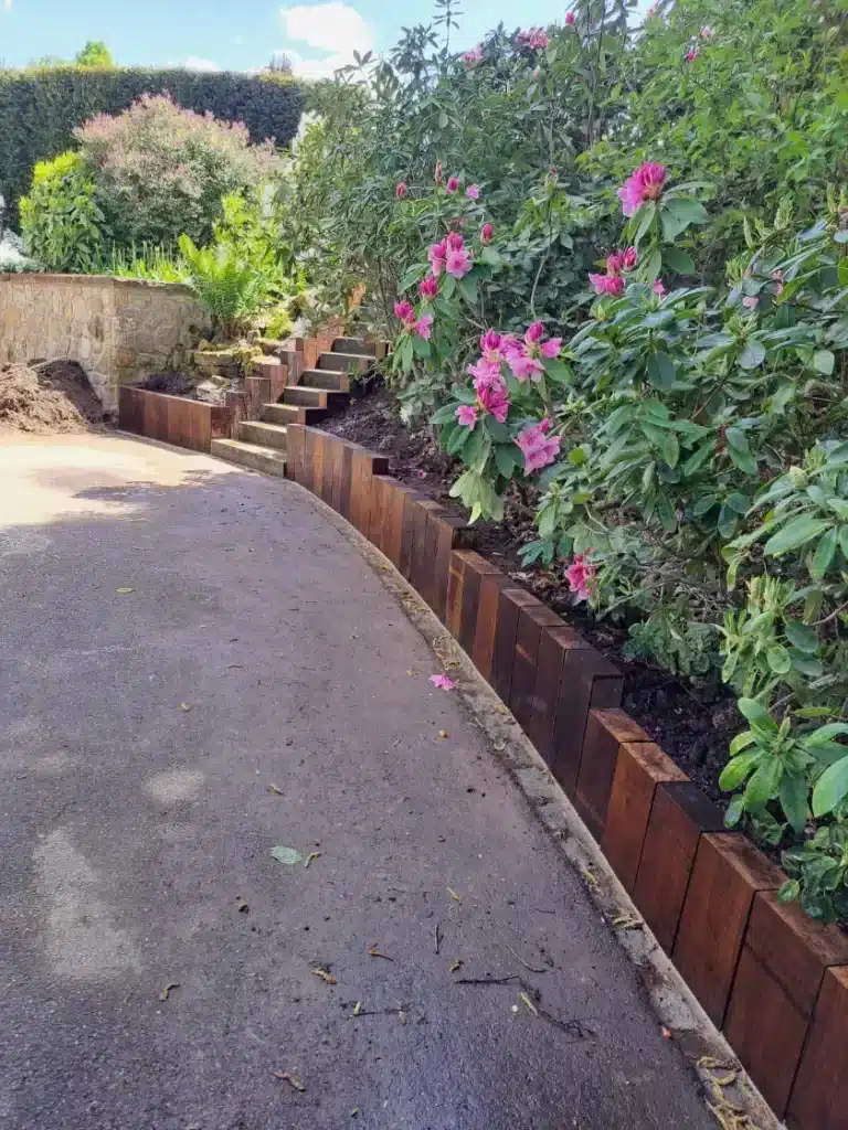 Aménagement extérieur d'un escalier en bois.