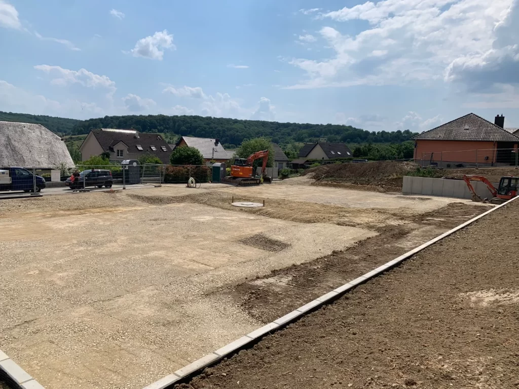 Des travaux d'excavations avec une installation de citerne en béton.