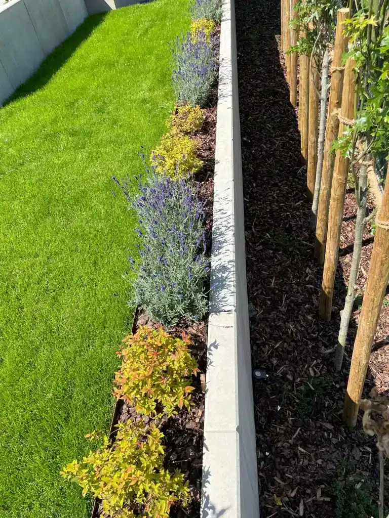 Steinmauer, die zur Abgrenzung des Gartens errichtet wurde.