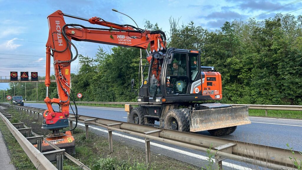 Employé de la société Demuth Travaux en train de fauché l'herbe entre les glissière de sécurité sur l'autoroute A4.