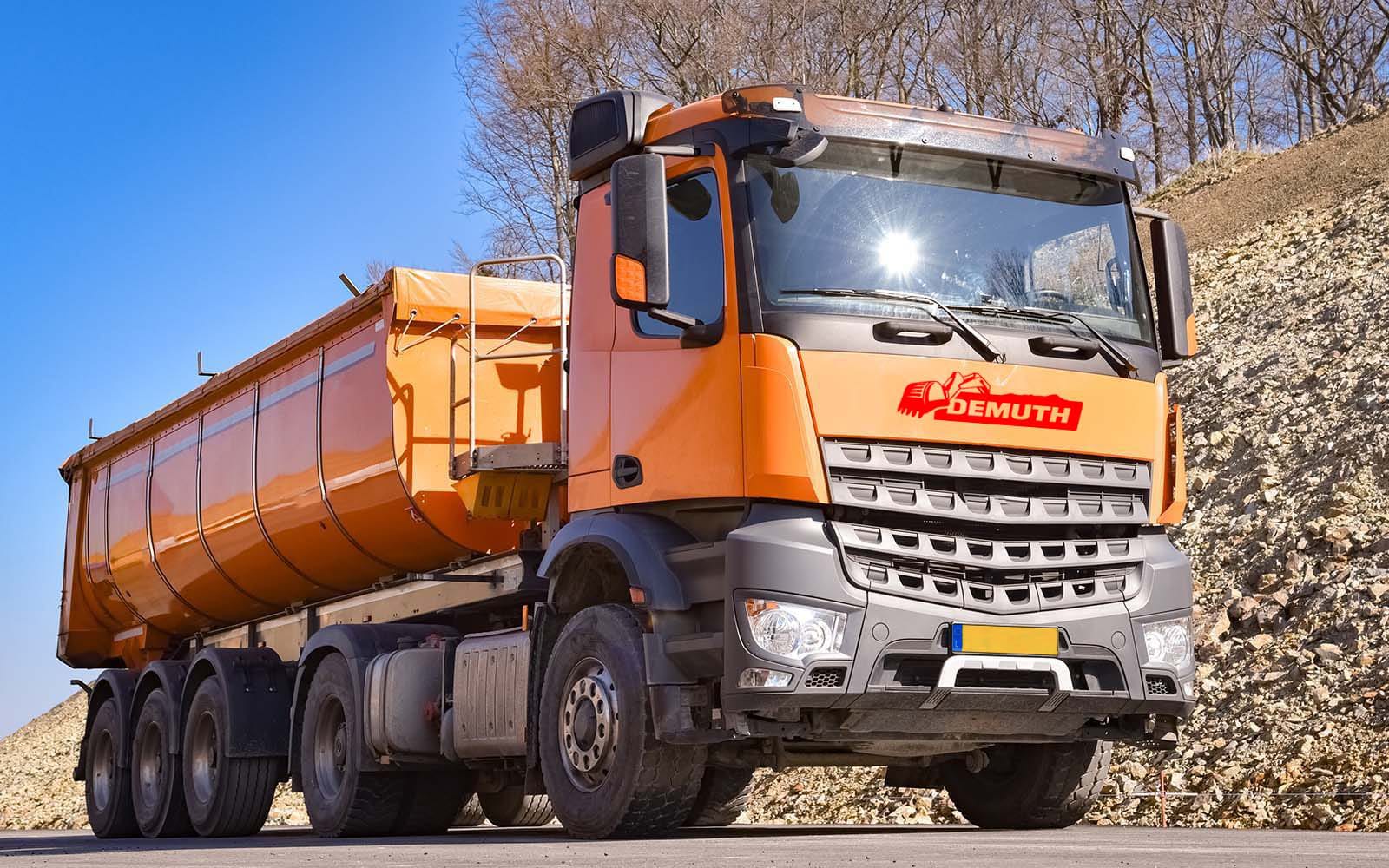 Camion de transport de matériaux de la société Demuth Travaux.