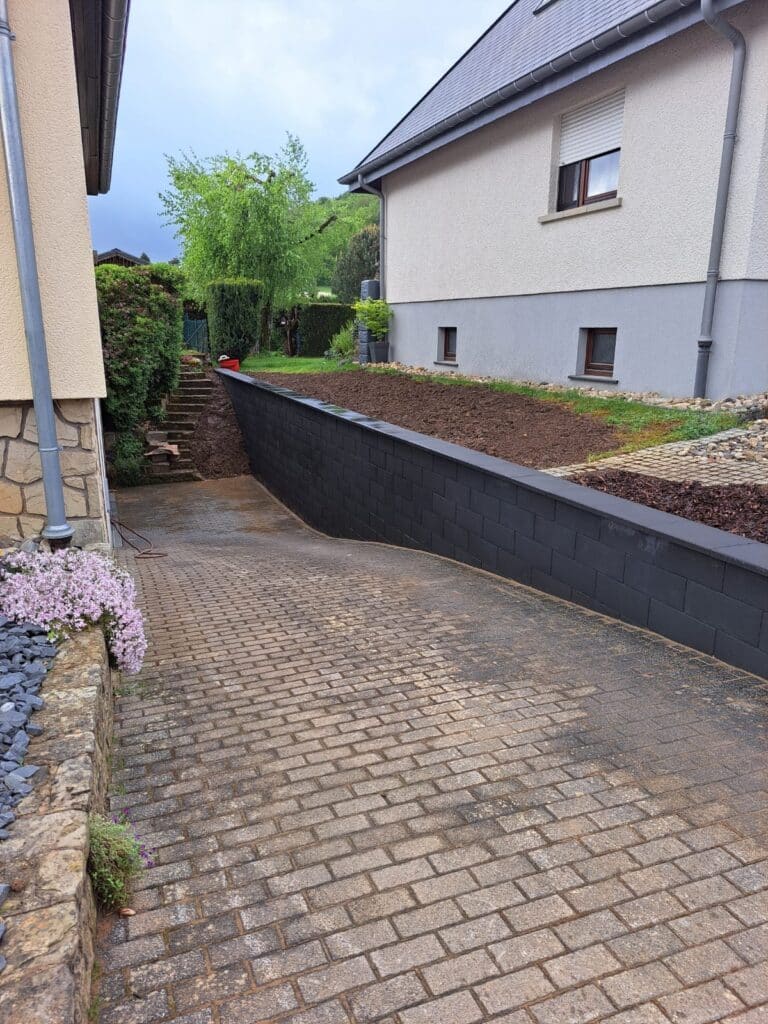 Construction d'un nouveau mur dans une descente de garage chez un particulier.