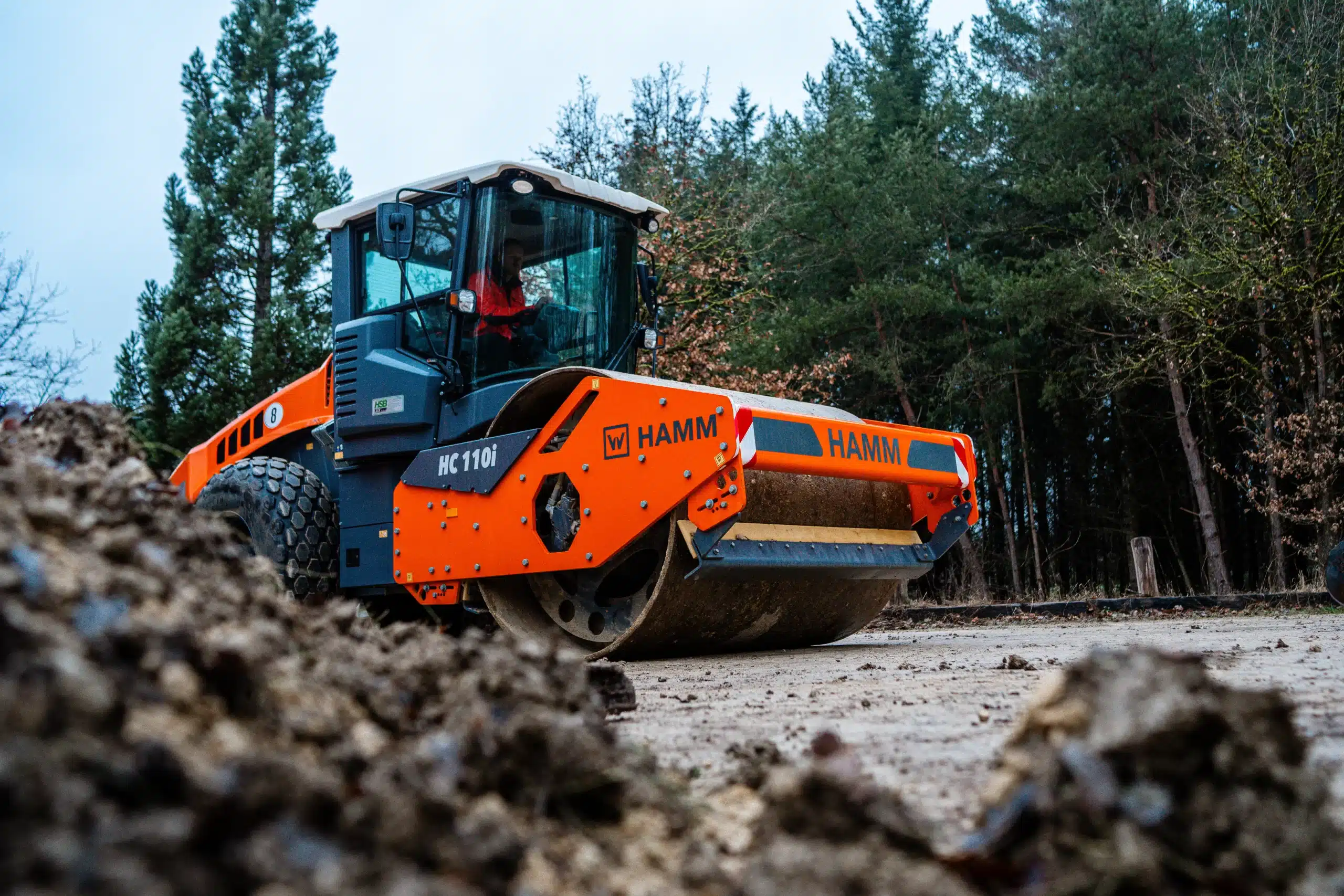 Rouleau compresseur utilisé pour lisser le sol après la réalisation des travaux.