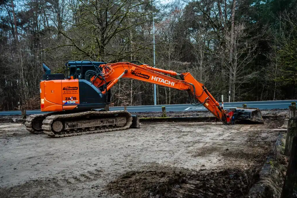 Pelleteuse sur chenilles de la marque Hitachi.