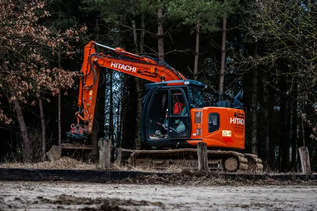 Un employé de la société Demuth Travaux aux commandes d'une pelle sur chenilles.