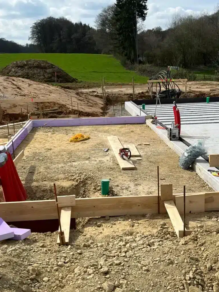 Préparation de la dalle en béton pour les fondations.