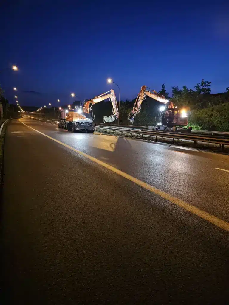 Intervention de nuit de la société Demuth Travaux pour le fauchage entre les glissières sur l'autoroute.