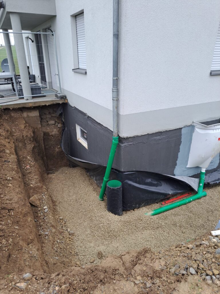 Photo d'un chantier en cours pour la réalisation de travaux d'étanchéité.