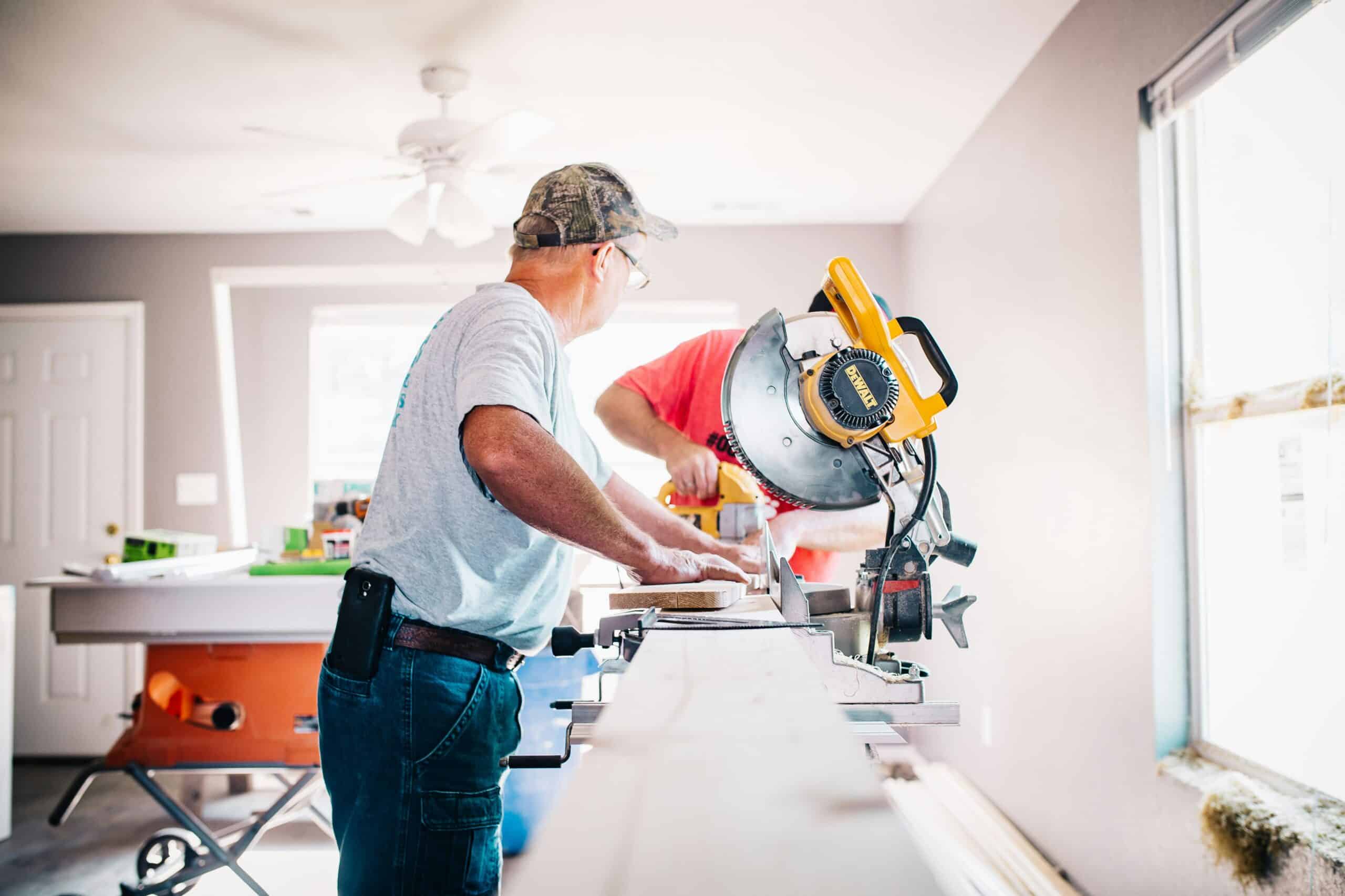 Photo de deux artisans en train de réaliser des petites rénovations intérieures.