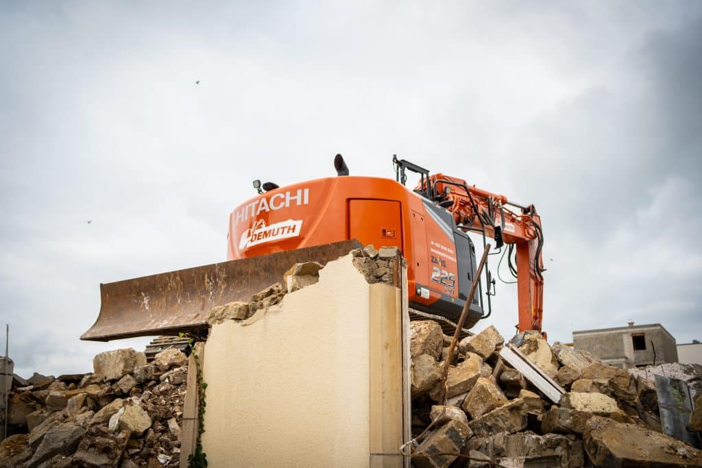 Machine à louer pour un chantier de démolition.