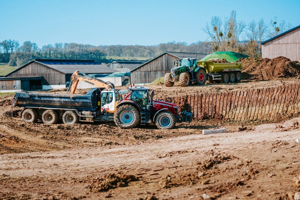 Location de tracteur avec benne de transport de matériaux.