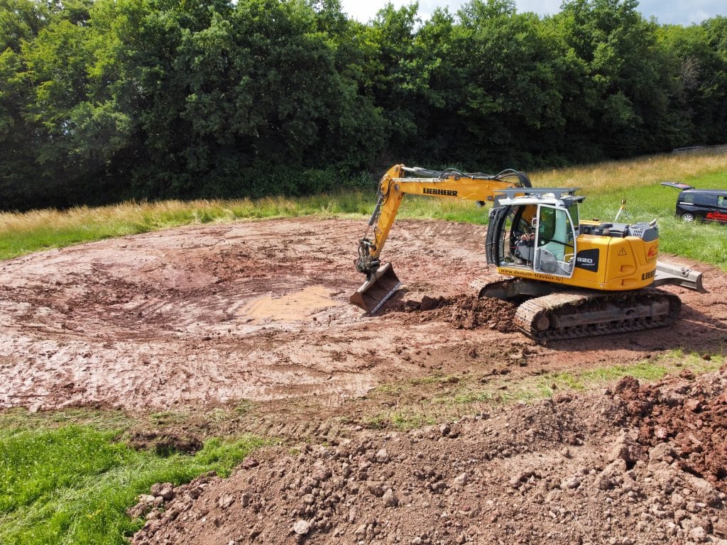 Mini-pelle de chantier à louer.